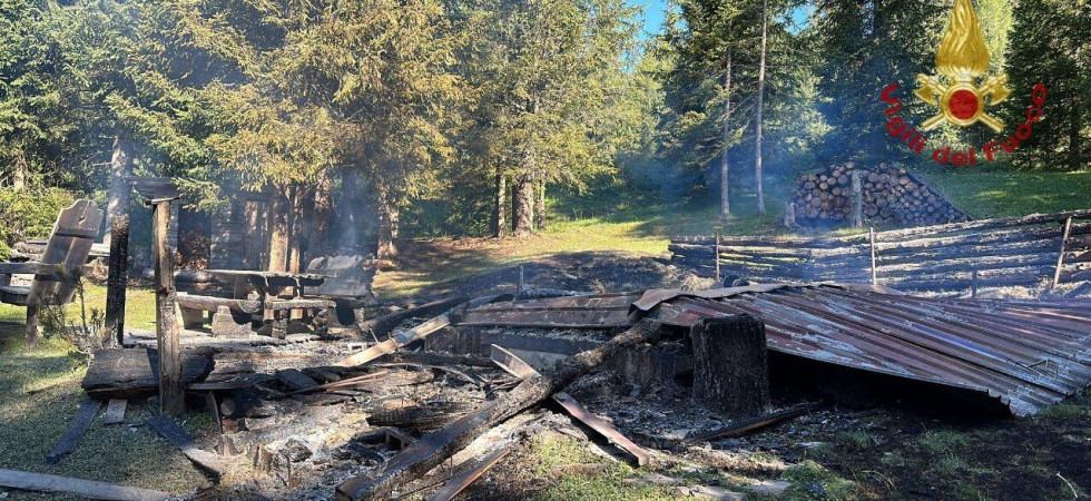 Completamente distrutta dalle fiamme una piccola baita nel bosco: in azione i vigili del fuoco
